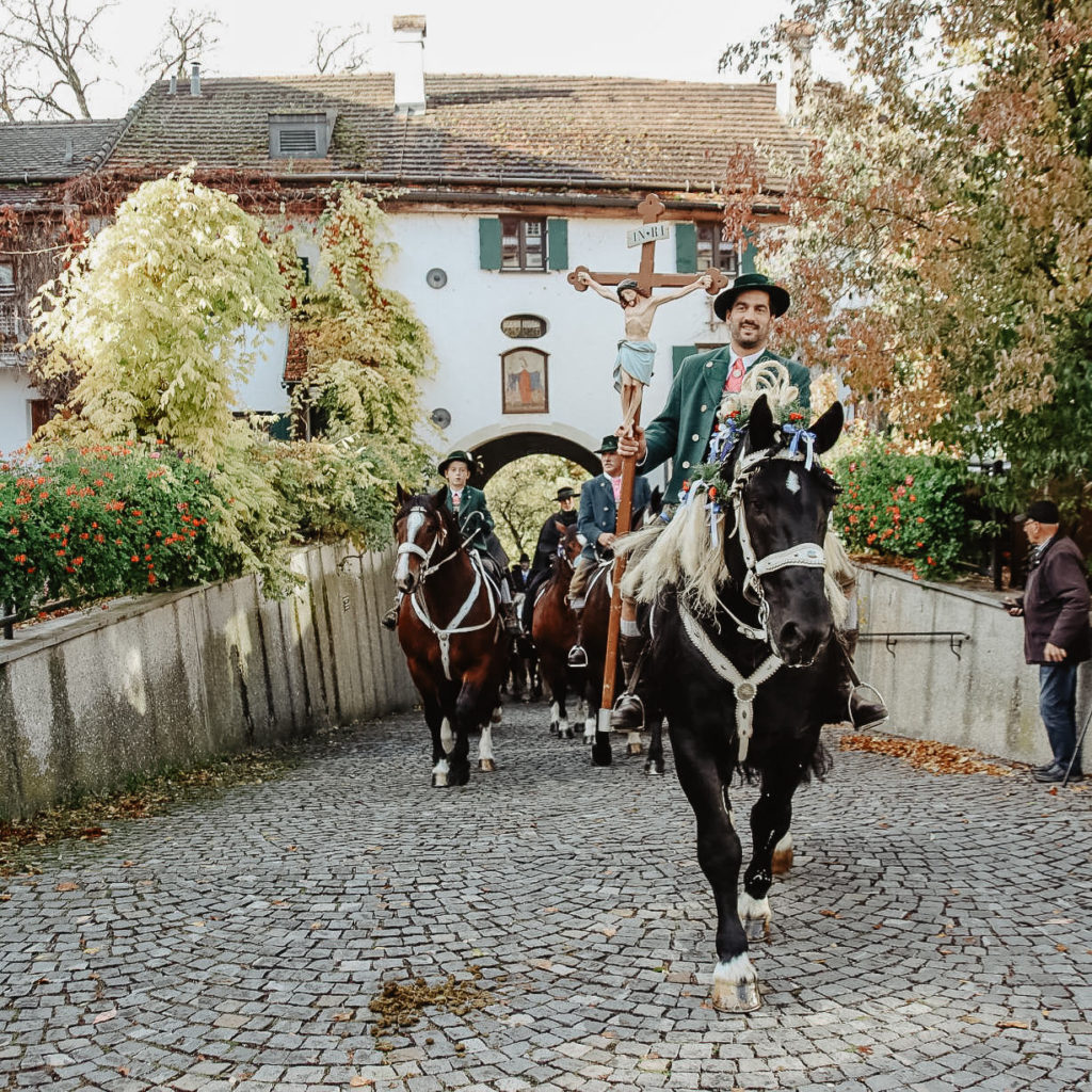 Franz Reßle auf dem Pferd bei einem traditionellen Festzug in Schongau